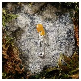 Брелок-талисман "Булавка", натуральный янтарь, посеребрение