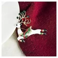 Брошь "Новогодняя сказка" олень в свитере, цветная в золоте