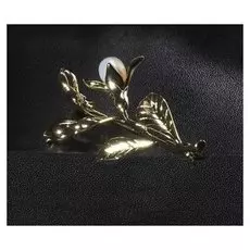 Брошь позолота "Цветы" бутоны с жемчужиной, цвет белый в золоте