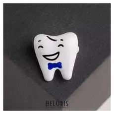 Брошь "Зуб" красавчик, цвет белый