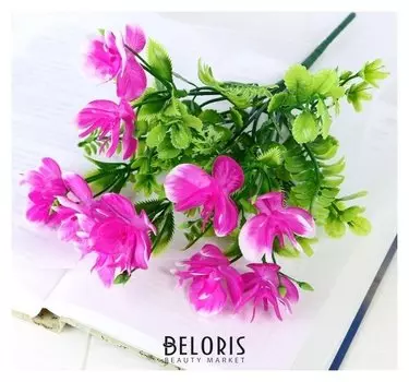 Букет "Цветы с папоротниковыми веточками" 27 см