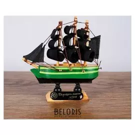 Корабль «Дункан», 10х3х10 см, зеленый корпус, черные паруса