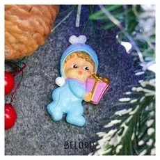 Магнит "Малышка с подарком"