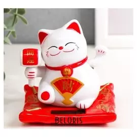 Маятник пластик от солнечной батареи "Манэки-нэко на ковре с молотком" белый 10х9х7,5 см