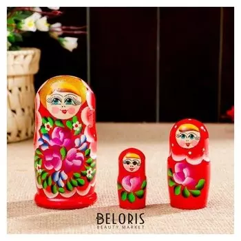 Матрёшка «Цветочки», красный платок, 3 кукольная, 10 см