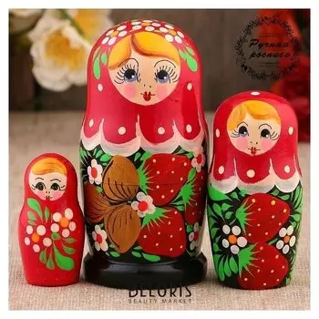 Матрёшка «Земляничка», красный платок, 3 кукольная, 10 см