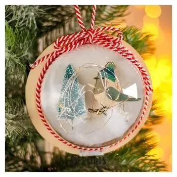 Новогодний шар с деревянной фигуркой и подсветкой «Птичка и ёлка» 12х12 см