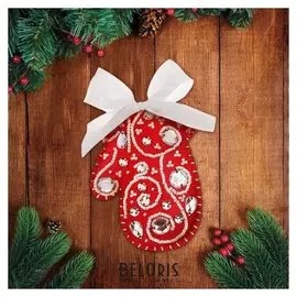 Новогодняя игрушка из фетра с вышивкой стразами "Красная варежка"