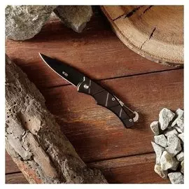 Нож складной лезвие черное 6,4см, рукоять под черный металл, рисунок зигзаг, карабин, 15 см