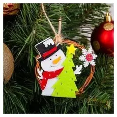 Подвеска новогодняя «Фигурки в плетении»