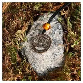 Подвеска-оберег "Узел бригиты", латунь, янтарь, 3х3 см