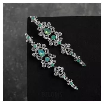 Серьги висячие со стразами "Ажур" капли с завитками, цвет зелёный в серебре
