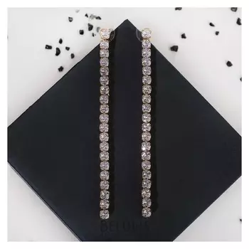 Серьги висячие со стразами "Дорожка" минимал, цвет белый в золоте