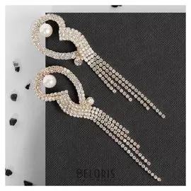 Серьги висячие со стразами "Грация" завиток, цвет белый в золоте