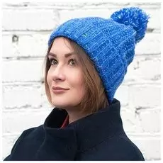 Шапка с отворотом и помпоном