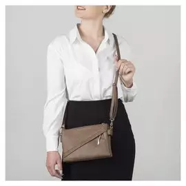 Сумка женская, 3 отдела на молнии, 2 наружных кармана, длинный ремень, цвет светло-коричневый