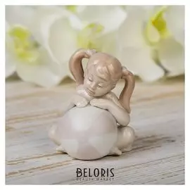 Сувенир "Девочка с хвостиками с большим мячом" 8х6х5,5 см