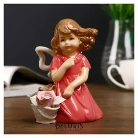 Сувенир "Девочка в коралловом платье с корзиной роз на ветру" 13,5х12х7,5 см