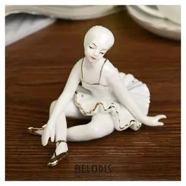 Сувенир керамика "Балерина после репетиции" белая с золотом 10х13х10,5 см