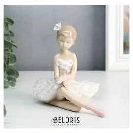 Сувенир керамика "Балерина в пачке с белыми цветами" 12,5х14х10,3 см