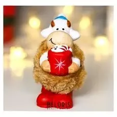 Сувенир керамика "Коровка с согревающим напитком" меховой