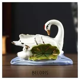 Сувенир "Лебедушка с деткой на пруду"