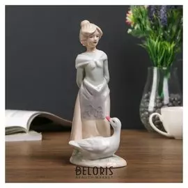 Сувенир "Молодая девушка с белым гусём" 21х9,5х7,2 см