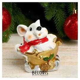 Сувенир полистоун "Белый мышонок в золотых санках" 9,5х6,5х9,5 см