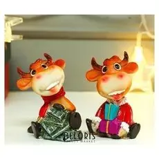 Сувенир полистоун "Бычок в шарфе с подарками/деньгами" 6х4,5х4,3 см