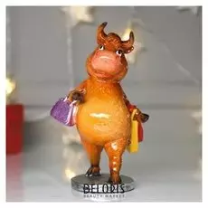 Сувенир полистоун "Коровка модница с покупками" 17,8х8х11 см