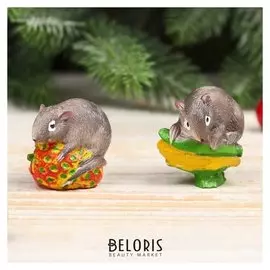Сувенир полистоун "Серый мышонок на клубнике/кукурузе" 4х3,5х2,8 см