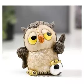 Сувенир полистоун "Совёнок - футболист" 8х6х8 см