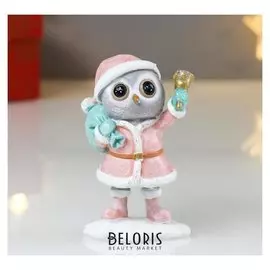 Сувенир полистоун "Совёнок в костюме деда мороза с колоколом" розовый с голубым 9х5,8х3,8 см 48382