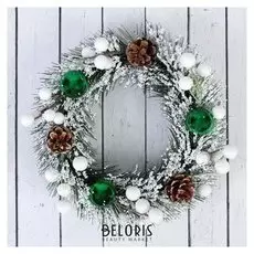 Венок новогодний D-18 см "Шишки, шарики и ягодки" в инее