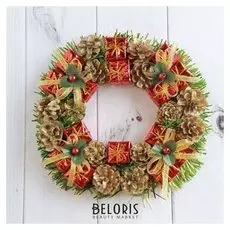 Венок новогодний D-22 см "Шишки и красные подарки"