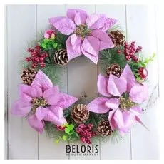 Венок новогодний D-35 см "Сиреневые цветы и шишки"