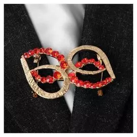 Зажим для кардигана "Сердца", цвет красный в золоте