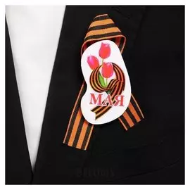 Значок деревянный с лентой "9 Мая" красные тюльпаны