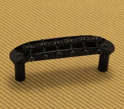 008-1239-B Черный регулируемый малый седельный мостик Fender Mustang/Jaguar/Jazzmaster 008-1239-B Black Fender Adjustable Small Saddle Bridge Mustang/Jaguar/Jazzmaster