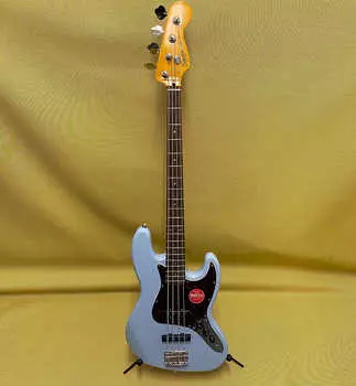 037-4530-504 Squier от Fender Classic Vibe '60s Jazz Bass Daphne Blue с черепаховой накладкой 037-4530-504 Squier by Fender Classic Vibe '60s Jazz Bass Daphne Blue