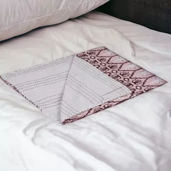 50 x 70 дюймов розовое и коричневое хлопковое одеяло Kantha с абстрактной вышивкой Homezia, цвет Multicolored