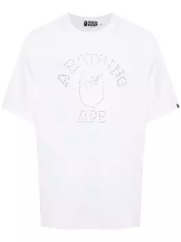 A BATHING APE футболка с изображением колледжа, украшенная стразами, белый