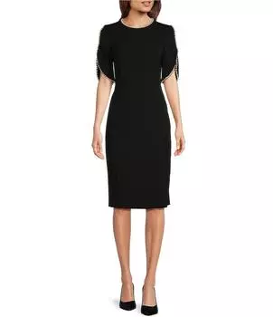 Adrianna Papell Платье-футляр длиной до колена из эластичного крепа с круглым вырезом и короткими рукавами с жемчужной отделкой, черный