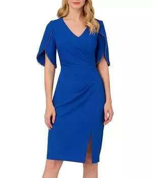 Adrianna Papell Вязаное платье-футляр из крепа с жемчужной отделкой и короткими рукавами-тюльпанами с V-образным вырезом и разрезом спереди, синий