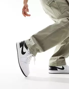 Air Jordan 1 — бело-черные спортивные туфли с низким берцем