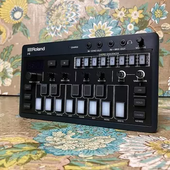 Аккордовый синтезатор Roland Aira Compact J-6 Aira Compact J-6 Chord Synthesizer