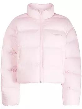 Alexander Wang укороченный пуховик с логотипом, розовый