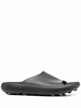 AMBUSH шлепанцы с тисненым логотипом, черный