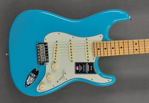 American Professional II Stratocaster — Miami Blue с кленом Fender American Professional II Stratocaster – Miami w/
