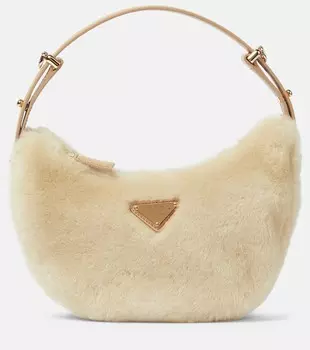 Арке плечевая сумка из овчины Prada, экрю